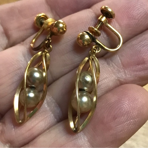 Vintage Faux Gray Pearl Gold Tone Bracelet Drop Screw Back Earrings Set - Picture 6 of 10